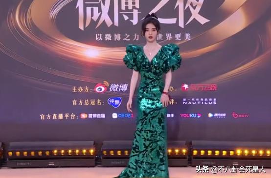 红毯紧身礼服尴尬造型案例_女星紧身礼服造型翻车_女明星紧身裤图