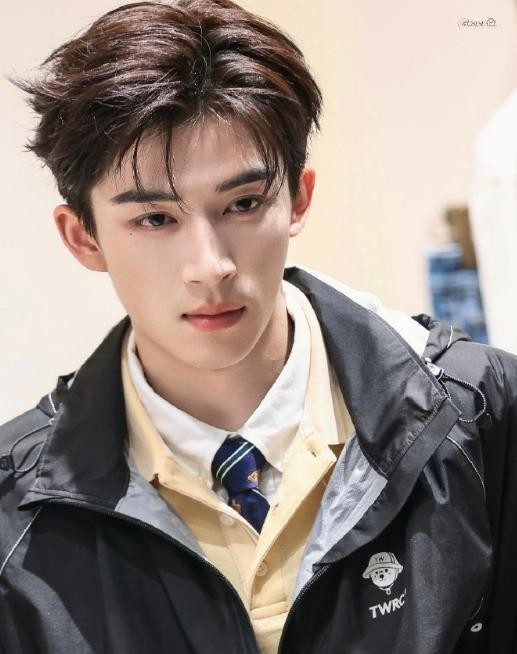 刘大锤王星越恋爱爆料_明星的同学爆黑料怎么办,_王星越资源背景分析